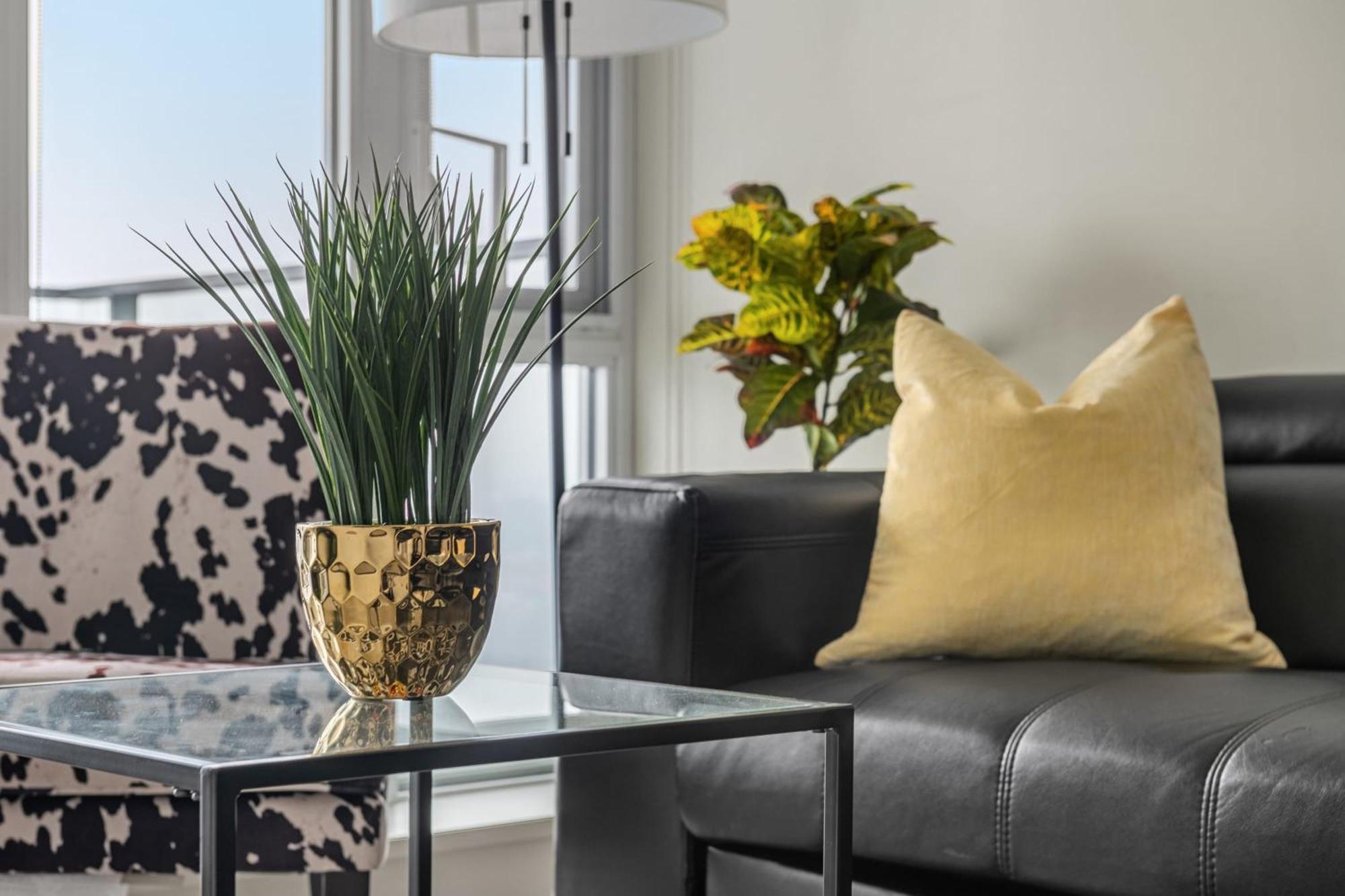 Vila Stunning 34Th Floor Views, Prime Downtown Location - Near Stampede, Casino, Bars! Free Banff Pass, Parking, Wine! YYC Exteriér fotografie