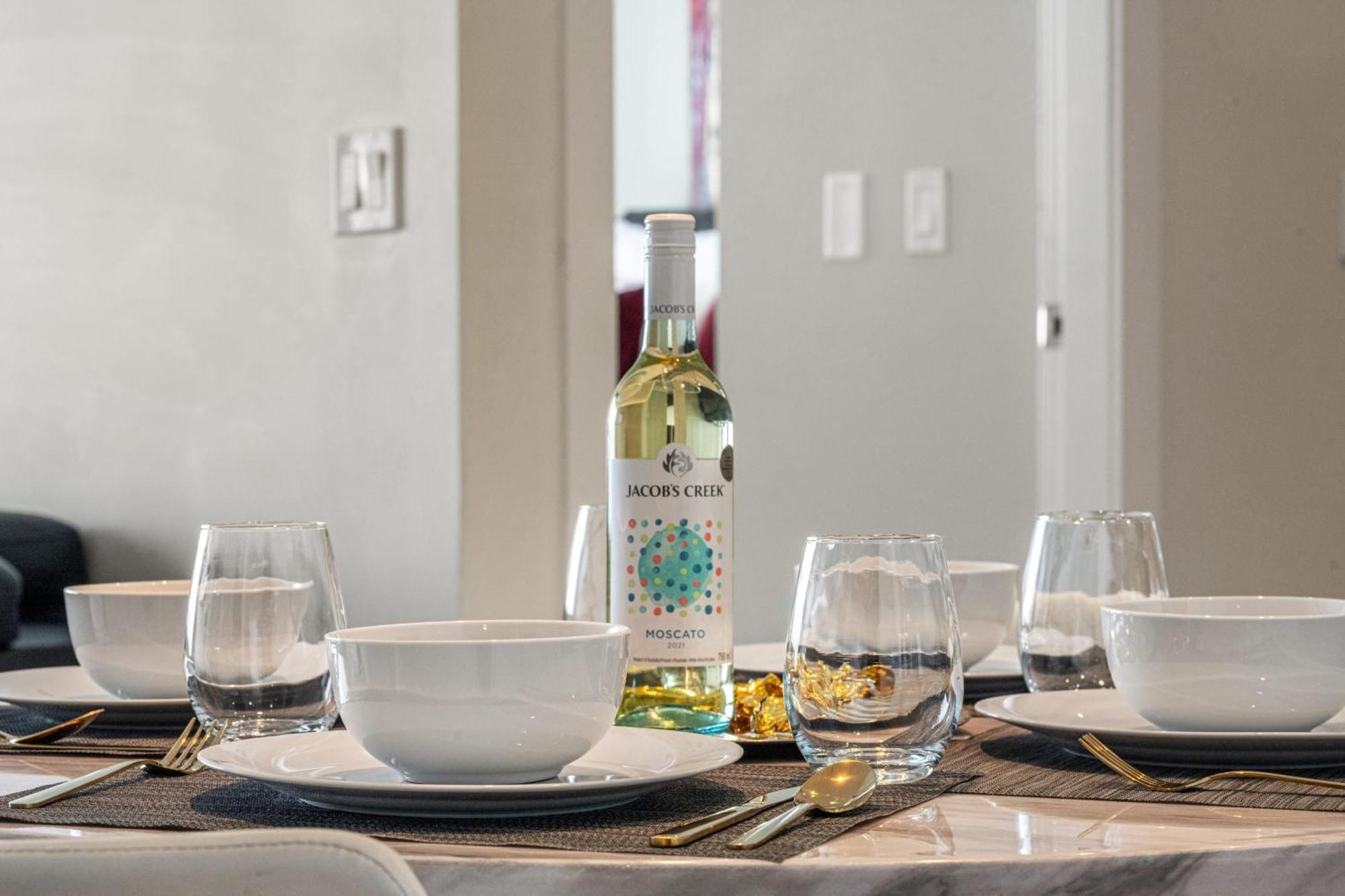 Vila Stunning 34Th Floor Views, Prime Downtown Location - Near Stampede, Casino, Bars! Free Banff Pass, Parking, Wine! YYC Exteriér fotografie